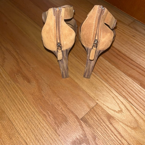 Authentic gently used Gucci suede heels 👠 🛍️🤎Reasonable offers accepted - Picture 2 of 10